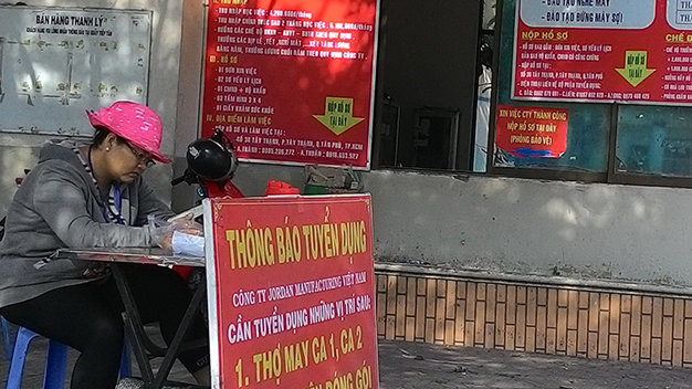 Nhân viên của Công ty CP Dệt may đầu tư thương mại Thành Công (Khu công nghiệp Tân Bình) chờ người lao động đến nộp hồ sơ xin việc - Ảnh: Q.Phương