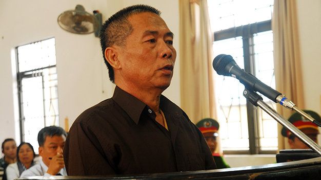 Ông Vũ Xuân Sơn kêu oan, nói chỉ đánh nhân viên thuế bằng tay do hiểu lầm - Ảnh: Bùi Liêm