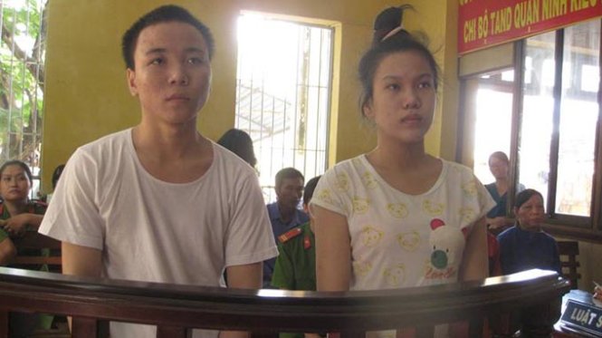 Bị cáo Thúy và Dương tại tòa - Ảnh: Minh Tâm