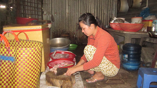 Từ ngày chồng bị bắt, chị Luyến (vợ Minh) vừa lo mưu sinh vừa chạy đôn chạy đáo lo cho chồng - Ảnh: Hoài Thương