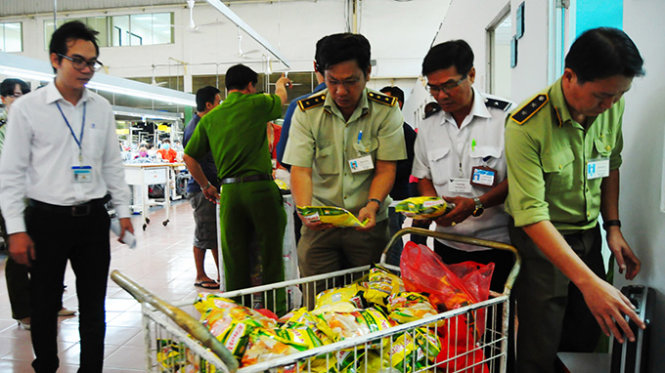 Đoàn liên ngành kiểm tra các gói bột nêm Knorr tại Công ty TNHH Quốc tế Chutex - Ảnh: A Lộc