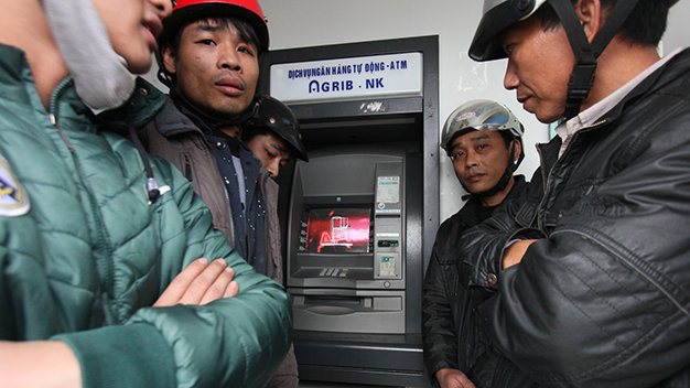 Nhiều công nhân ở Khu công nghiệp Đồ Sơn (TP Hải Phòng) không thể rút được tiền - Ảnh: T.Hoàng