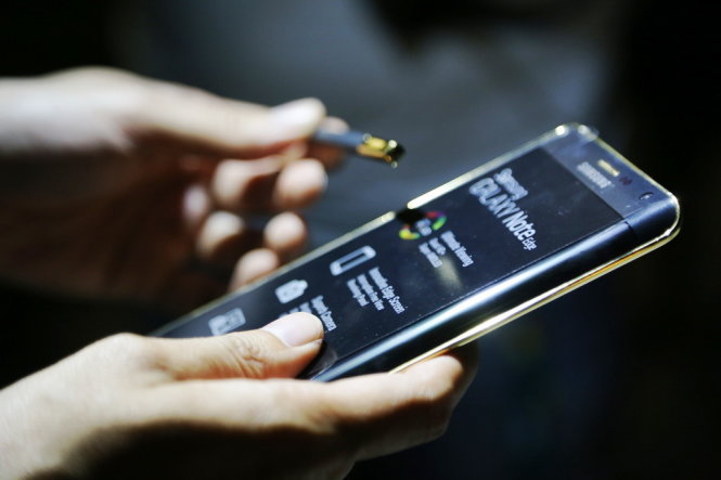 Galaxy Note Edge cùng bút điện tử S Pen đi kèm