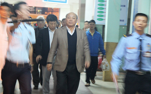 Ông Nguyễn Quốc Triệu, trưởng Ban bảo vệ chăm sóc sức khỏe cán bộ trung ương cùng đoàn các chuyên gia y tế tại Bệnh viện Đà Nẵng sau khi thăm khám bệnh tình ông Nguyễn Bá Thanh - Ảnh: Phan Thành