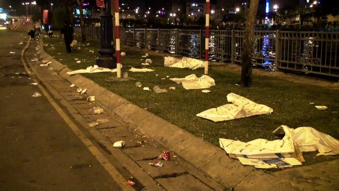 Đại lộ Võ Văn Kiệt như một “bãi chiến trường” - Ảnh : Đại Việt