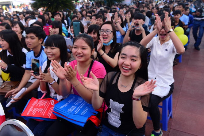 Ca sĩ Thanh Duy cháy hết mình cùng các bạn học sinh tại ngày hội tư vấn tuyển sinh tại Trường ĐH Cần Thơ, Q.Ninh Kiều, tỉnh Cần Thơ sáng 8-3 - Ảnh: Quang Định