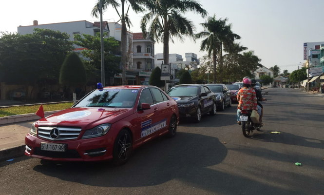 Đoàn xe đậu thành hàng ngược chiều trên đường Tự Do - Ảnh: N.Triều