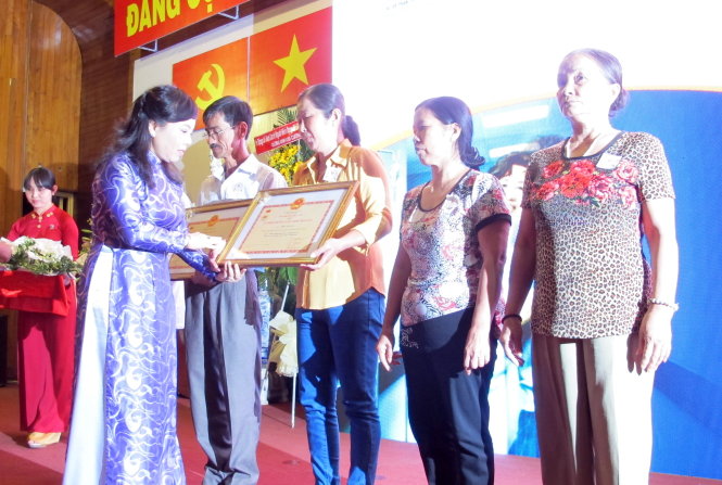 Bộ trưởng Bộ Y tế Nguyễn Thị Kim Tiến truy tặng kỷ niệm chương vì sức khỏe nhân dân cho người hiến tạng sau khi chết não. (Trong ảnh: đại diện người thân của những người hiến tạng đang nhận kỷ niệm chương tại buổi lễ).  Ảnh: Thùy Dương.  