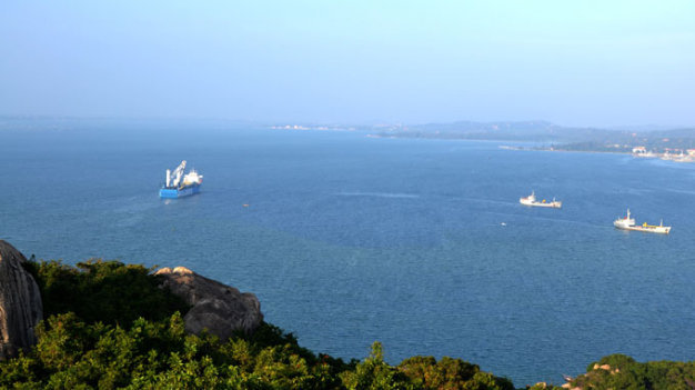 Tàu vận tải Rolldock Sea chứa tàu ngầm Hà Nội neo trong vịnh Cam Ranh ngày 2-1-2014- Ảnh: Duy Thanh
