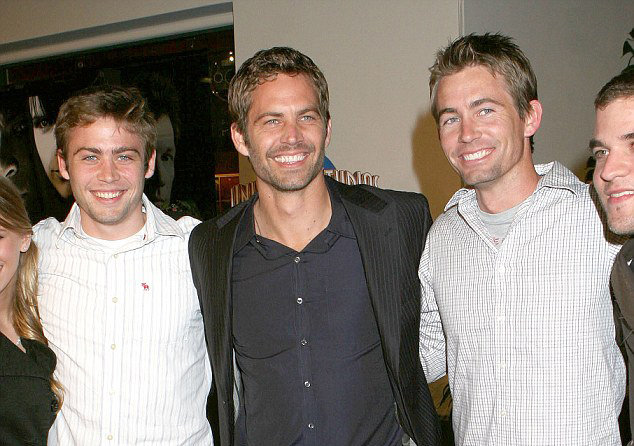 Paul Walker (giữa) chụp cùng Cody (trái) và Caleb (phải) tại buổi chiếu ra mắt phim “Fast & Furious” diễn ra vào năm 2009 - Ảnh: Daily Mail
