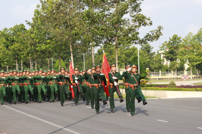 Đoàn Tổng cục Chính trị kiểm tra và tặng quà các lực lượng tham gia diễu binh, diễu hành - Ảnh: Nguyễn Đức Lúy