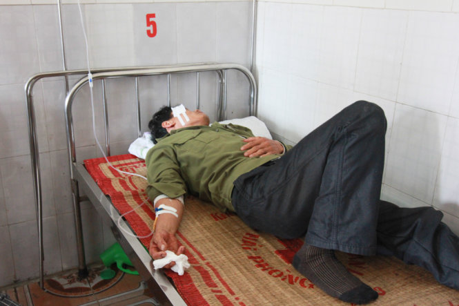 Ông Nguyễn Đức Toán đang nằm điều trị tại khoa ngoại bệnh viện đa khoa An Lão - Ảnh: Tiến Thắng