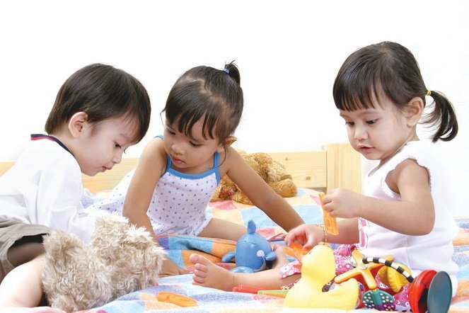 Không nên tung hứng, xốc trẻ lên xuống vì sẽ dễ làm ảnh hưởng đến não của trẻ