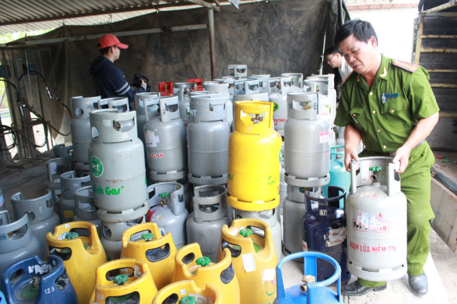 Cơ quan chức năng tiếp tục bắt quả tang trạm sang chiết gas tại Long An của Công ty Hà Linh đang sang chiết gas lậu - Ảnh: L.Sơn