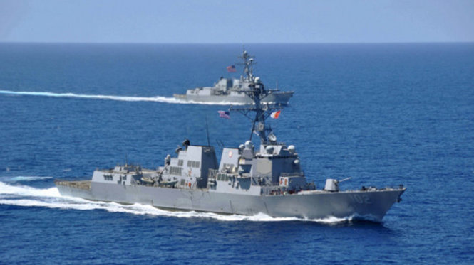 Tàu khu trục USS Sampson và USS Pinkney của hải quân Mỹ trên biển Đông - Ảnh: US Navy