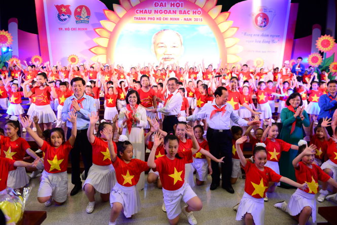 Lãnh đạo TP.HCM cùng các thiếu nhi hát bài Như có Bác Hồ trong ngày vui đại thắng - Ảnh: Quang Định
