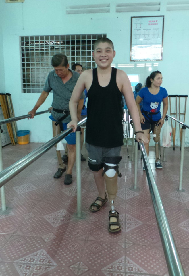 Nguyễn Hoàng Võ vui mừng với chiếc chân giả, đóng góp từ những tấm lòng của chương trình “Ước mơ của Thúy” - Ảnh: T.Oanh