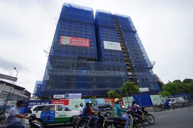 Một số doanh nghiệp vừa ký bảo lãnh với ngân hàng, trong đó cam kết bảo vệ quyền lợi người mua nhà Ảnh: Quang Định