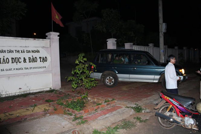 Xe chở cơ quan điều tra rời khỏi Phòng Giáo dục sau khi khám xét - Ảnh: Yến Thanh