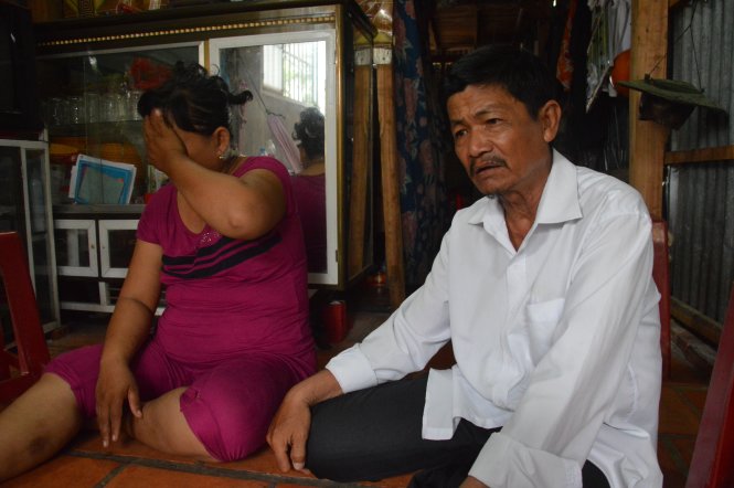 Ông Long và vợ vẫn chưa hết bàng hoàng trước cái chết bất ngờ của con - Ảnh: N.Tài