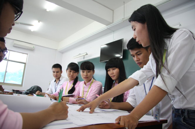 Trần Thị Phương Quỳnh, SV trợ giảng Trường ĐH Tôn Đức Thắng, hướng dẫn SV làm đồ án - Ảnh: T.Huỳnh