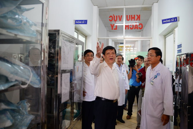 GS.TS Nguyễn Thanh Long - thứ trưởng Bộ Y tế - kiểm tra khu vực cách ly tại Bệnh viện Chợ Rẫy, TP.HCM chiều 4-6 trước tình hình bệnh MERS-Cov đang lan rộng ở Hàn Quốc - Ảnh: Hữu Khoa