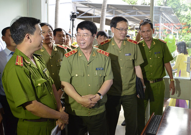 Trung tá Lê Thành Hưng trưởng công an P.12 (Q.Gò Vấp, trái) trao đổi với  thượng tướng Bùi Văn Nam về mô hình camera giám sát tình hình an ninh trật tự ở khu dân cư  - Ảnh Đ.T.