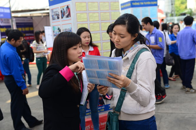 Bạn trẻ tìm hiểu thông tin giới thiệu việc làm tại sàn giao dịch việc làm - Ảnh minh họa: Quang Định