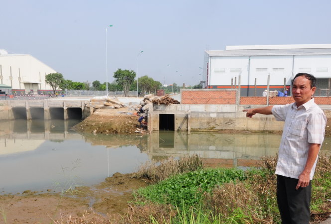 Bốn cống hộp do chủ đầu tư lắp trái quy hoạch trên rạch Bà Khâm, làm cản dòng chảy khiến việc mưu sinh của người dân bị ảnh hưởng - Ảnh: Bá Sơn