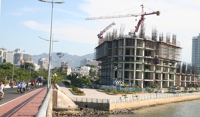 Khách sạn, căn hộ cao cấp Mường Thanh Khánh Hòa đang xây gần cầu Trần Phú, TP Nha Trang đã bị buộc ngừng thi công - Ảnh: Phan Sông Ngân