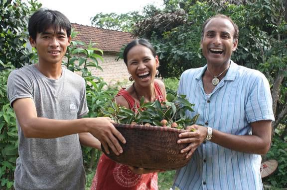 Đầu bếp Reza Mahammad (bìa phải) giới thiệu trái vải  VNẢnh: AFC