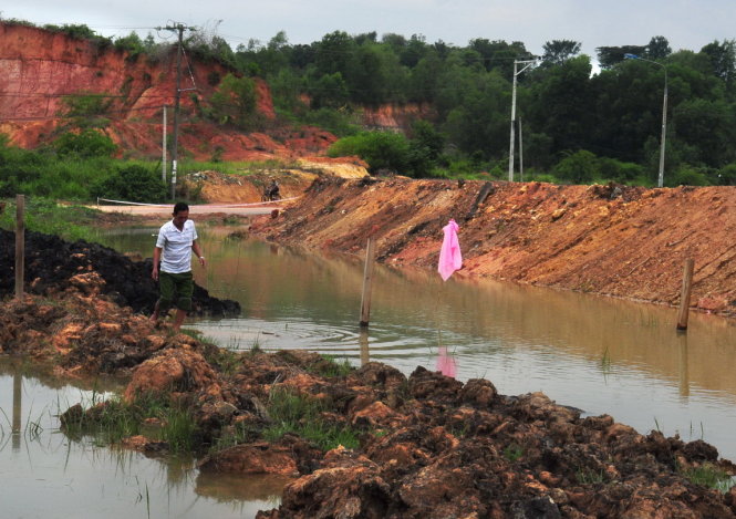 Hố sâu nơi xảy ra vụ tai nạn chết người thuộc công trình nâng cấp, mở rộng tuyến tỉnh lộ 25A, đi qua địa bàn xã Phú Hội, huyện Nhơn TrạchẢnh: Đức Trong