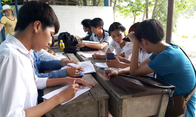 Cô Nguyễn Đông Thảo hướng dẫn học sinh giải bài tập môn vật lý - Ảnh: Thúy Hằng