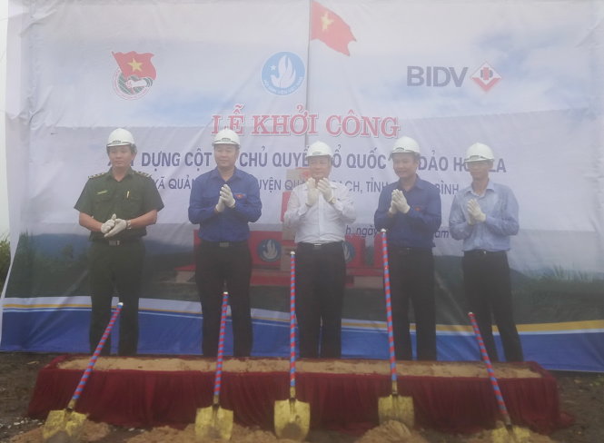 Công trình cột cờ Tổ quốc vừa được khởi công xây dựng tại đảo Hòn La (Quảng Bình) - Ảnh: Đào Tùng