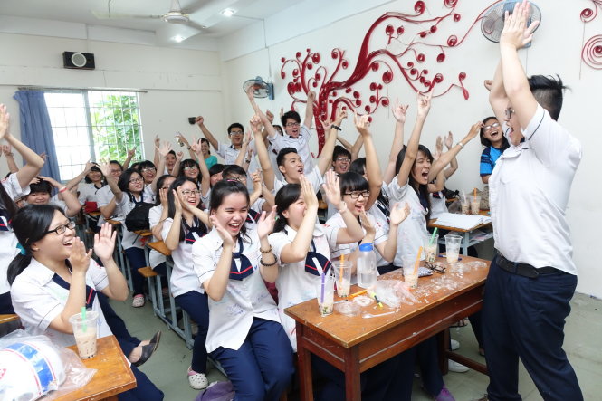 Học sinh lớp 12D1 Trường THPT Gia Định, quận Bình Thạnh, TP.HCM thể hiện quyết tâm trước kỳ thi khi cùng hô vang khẩu hiệu “Gia Định bản lĩnh, tự tin, quyết thắng” trong ngày học cuối cùng - Ảnh: Như Hùng