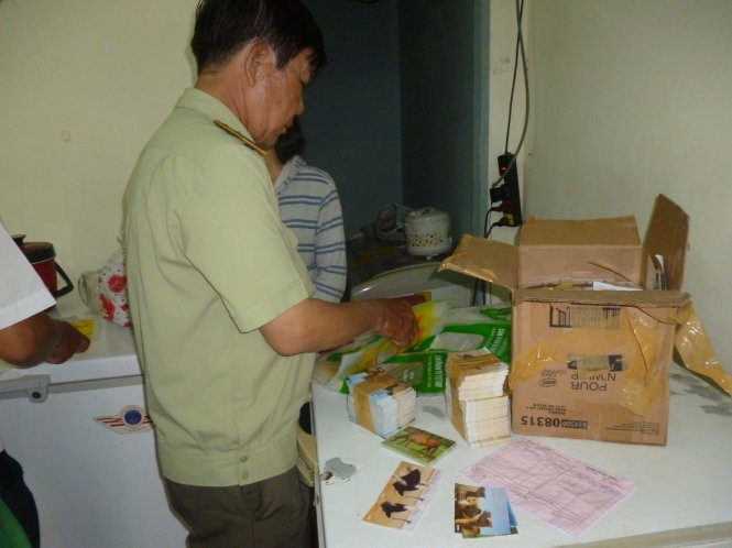 Cán bộ đoàn kiểm tra xác minh nguồn gốc lô hàng nghi hàng nhái - Ảnh Trạm thú y Bình Chánh cung cấp
