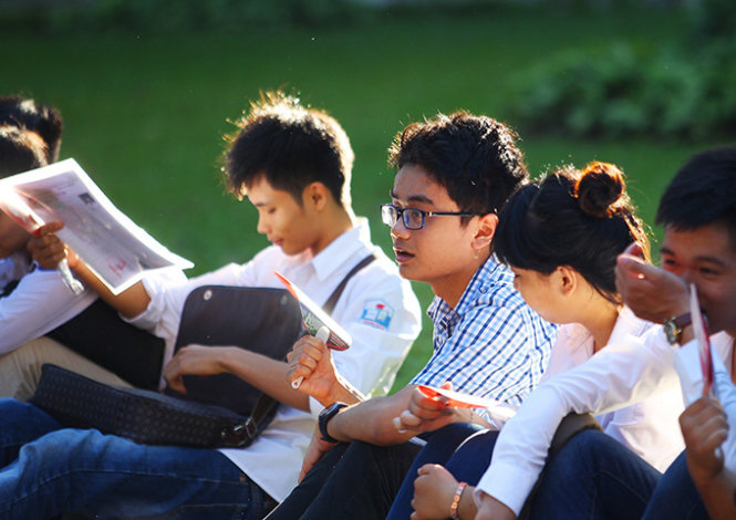 Ngay từ sáng sớm nhiều thí sinh đã có mặt tại hội đồng thi ĐH Thuỷ Lợi, thời tiết hôm nay tại Hà Nội khá oi bức - Ảnh: Nguyễn Khánh