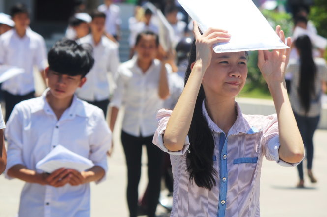 Các thí sinh rời khỏi phòng thi trong nắng nóng - Ảnh: DOÃN HÒA
