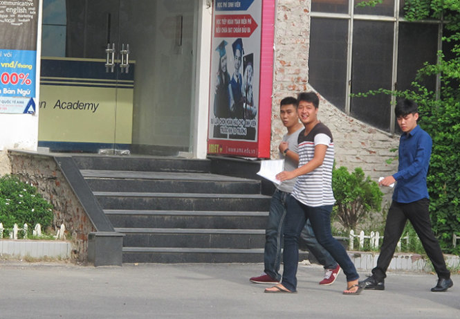 Các thí sinh tươi tắn, tỏ ra tự tin bước vào phòng chờ thi môn Văn - Ảnh: Thân Hoàng