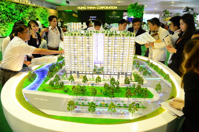 Khách hàng tham quan các dự án ở một hội chợ bất động sản mới đây tại TP.HCM Ảnh: QUANG ĐỊNH