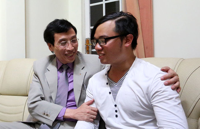 PGS.TS Nguyễn Đức Hòa (trái) đến nhà động viên gia đình thí sinh Lê Vũ Lâm, phải thi lại môn toán - Ảnh: MAI VINH