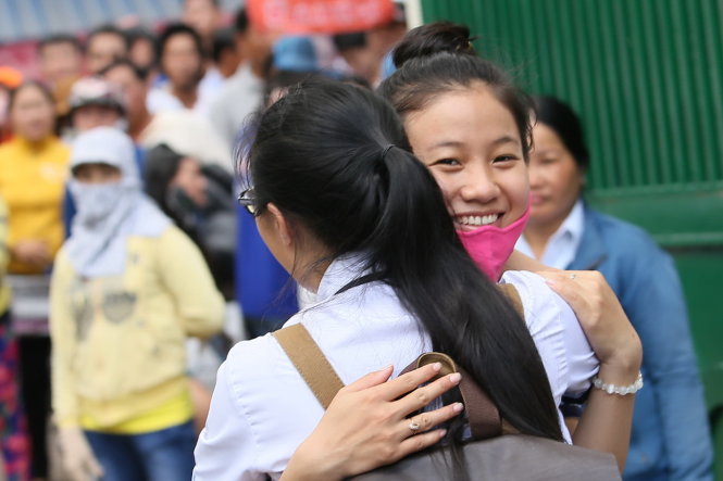 Nụ cười rạng rỡ và cái ôm mừng rỡ của hai nữ sinh trong kỳ thi THPT quốc gia 2015 - ẢNh: Như Hùng