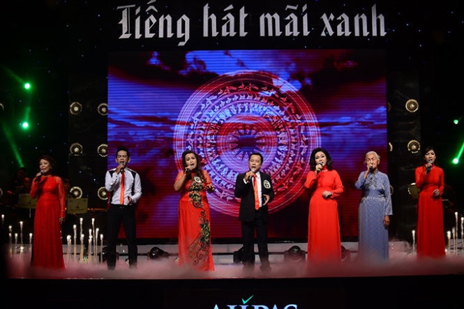 Tốp ca THMX 2011 (Nguyễn Thanh Vân - Kim Loan - Lê Thị Nhung - Thục Duyên - Anh Trường - Quang Sang) trình diễn ca khúc Linh thiêng Việt Nam - Ảnh: Quang Định