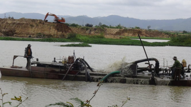 Khai thác cát rầm rộ ngày đêm tại sông Đa Nhim, huyện Đơn Dương, tỉnh Lâm Đồng    Ảnh: C.THÀNH