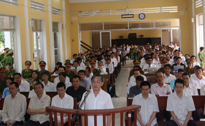 Nhiều cán bộ lãnh đạo ngân hàng hầu tòa - Ảnh: K.Tâm