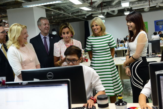 Đệ nhị phu nhân Mỹ Jill Biden (thứ hai từ phải sang) thăm một công ty thương mại điện tử ở TP.HCM Ảnh: QUANG ĐỊNH