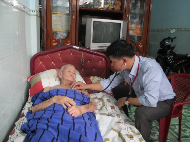 Bác sĩ Bệnh viện Q.Gò Vấp (TP.HCM) khám bệnh tại nhà cho bệnh nhân   Ảnh: THÙY DƯƠNG