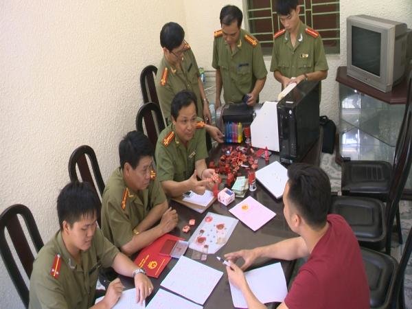 Cơ quan Công an thu giữ hàng trăm con dấu giả tại cơ sở của Thắng - Ảnh: Công an cung cấp