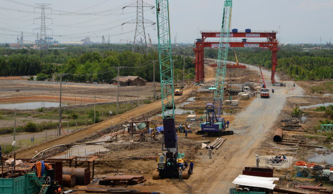 Bến Lức - Long Thành là dự án có chi phí cao nhất so với các đường cao tốc khác. Mỗi kilômet cao tốc Bến Lức - Long Thành tốn khoảng 554 tỉ đồng. Trong ảnh: thi công cọc nhồi đoạn qua huyện Cần Giờ (TP.HCM) - Ảnh: Hữu Khoa