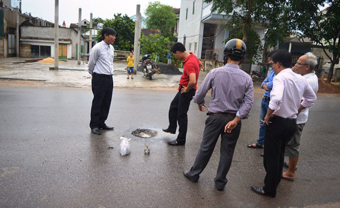 Điểm mặt đường mới xuất hiện dấu hiệu bong tróc do hóa chất tại TP Đồng Hới chiều 31-7 - Ảnh: Quốc Nam
